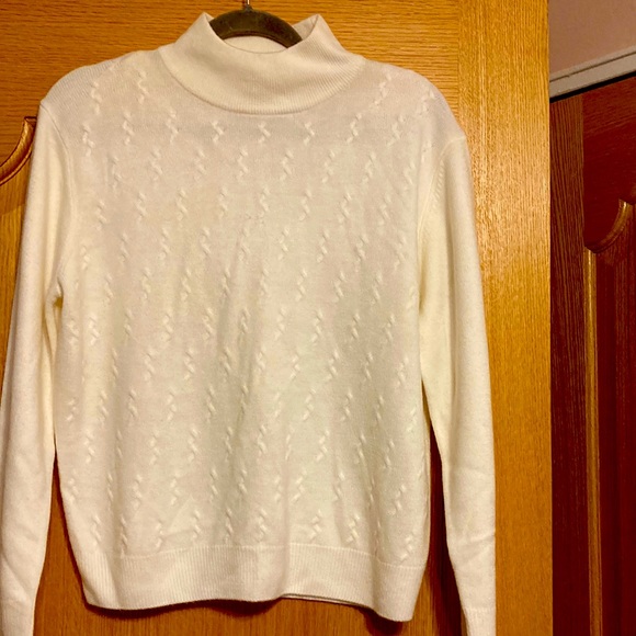 Dress Barn women white sweater. Size LP. 100% acrylic.machine wash cold. - Picture 1 of 2